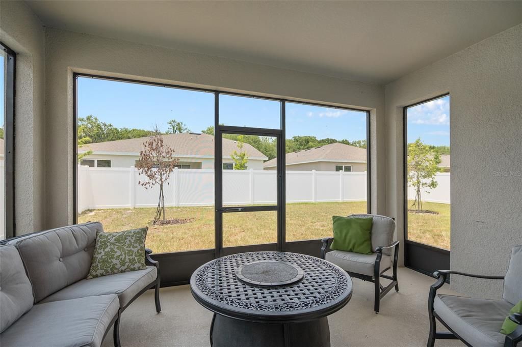 Activo con contrato: $455,000 (4 camas, 2 baños, 2130 Pies cuadrados)