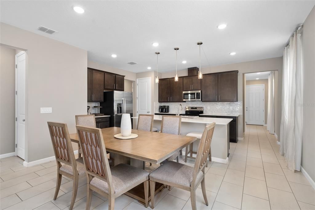 Activo con contrato: $455,000 (4 camas, 2 baños, 2130 Pies cuadrados)