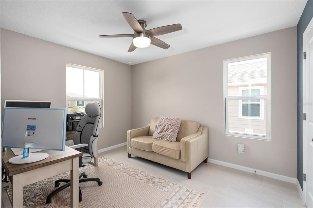 Activo con contrato: $455,000 (4 camas, 2 baños, 2130 Pies cuadrados)