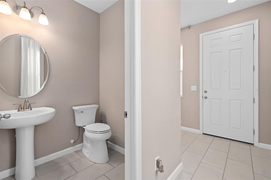 Activo con contrato: $455,000 (4 camas, 2 baños, 2130 Pies cuadrados)