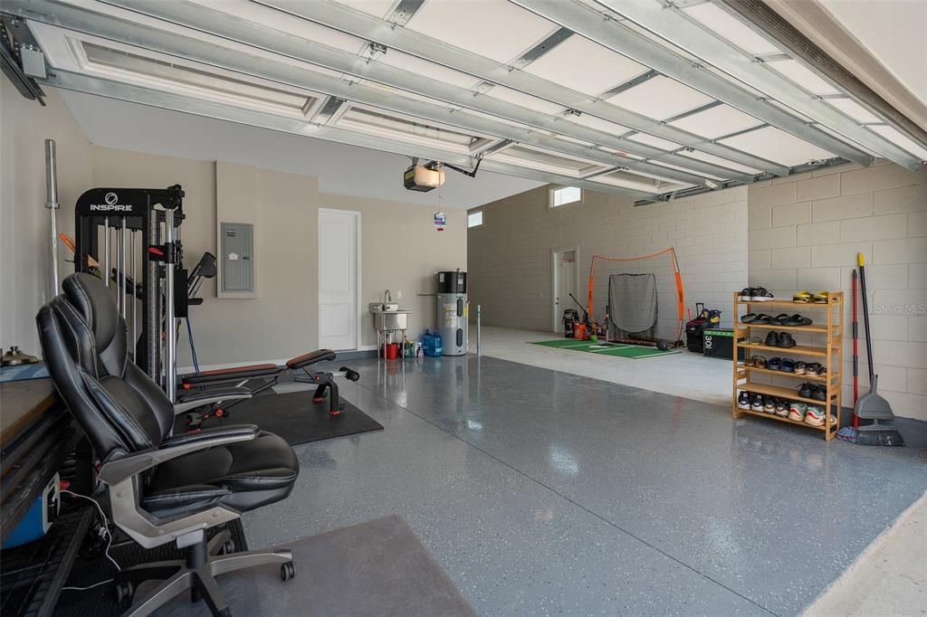 Activo con contrato: $455,000 (4 camas, 2 baños, 2130 Pies cuadrados)