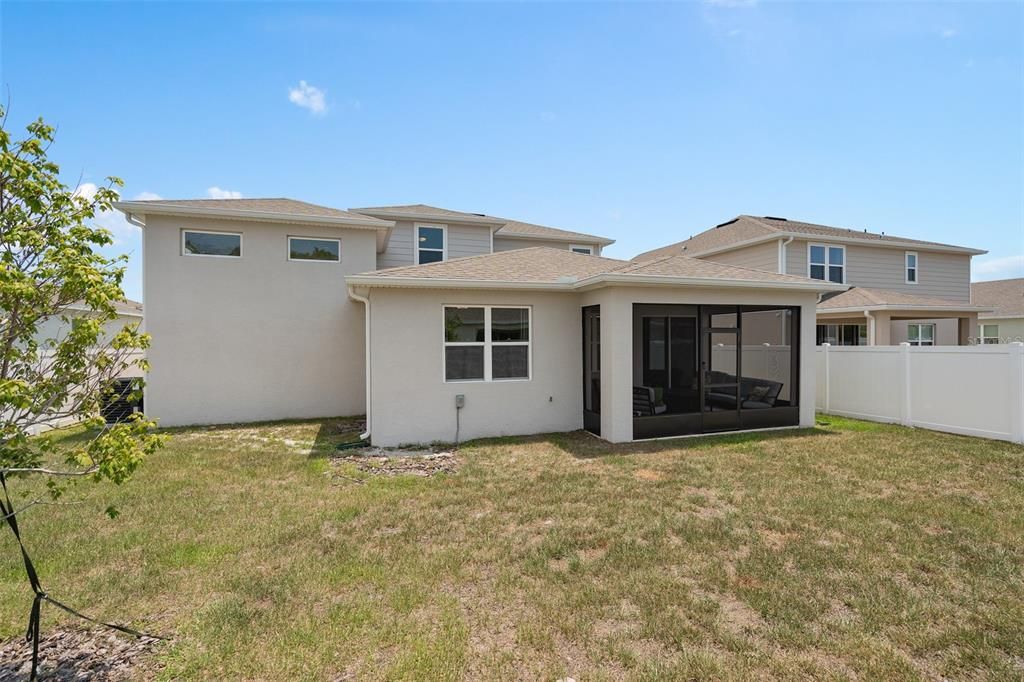 Activo con contrato: $455,000 (4 camas, 2 baños, 2130 Pies cuadrados)