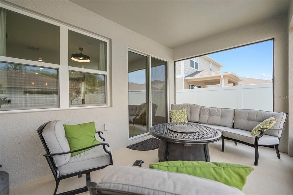 Activo con contrato: $455,000 (4 camas, 2 baños, 2130 Pies cuadrados)