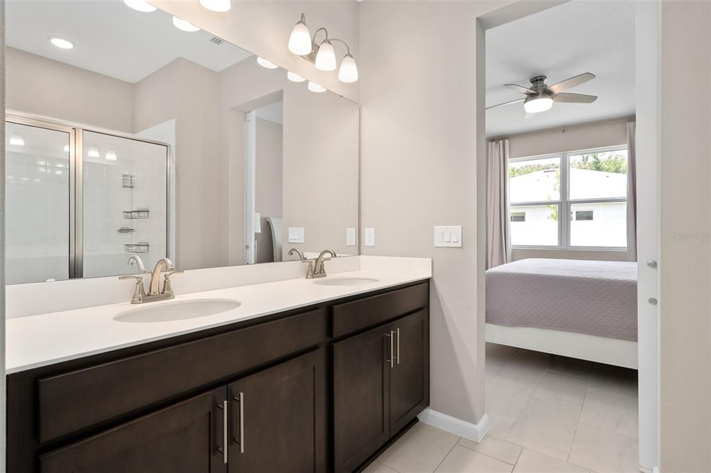 Activo con contrato: $455,000 (4 camas, 2 baños, 2130 Pies cuadrados)