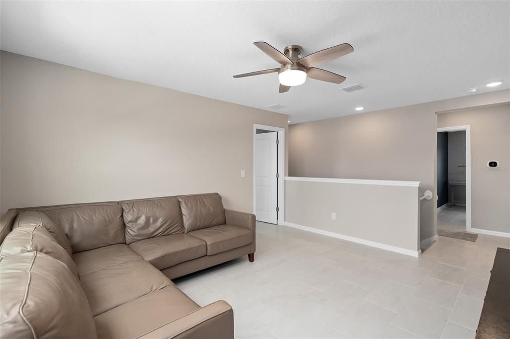 Activo con contrato: $455,000 (4 camas, 2 baños, 2130 Pies cuadrados)