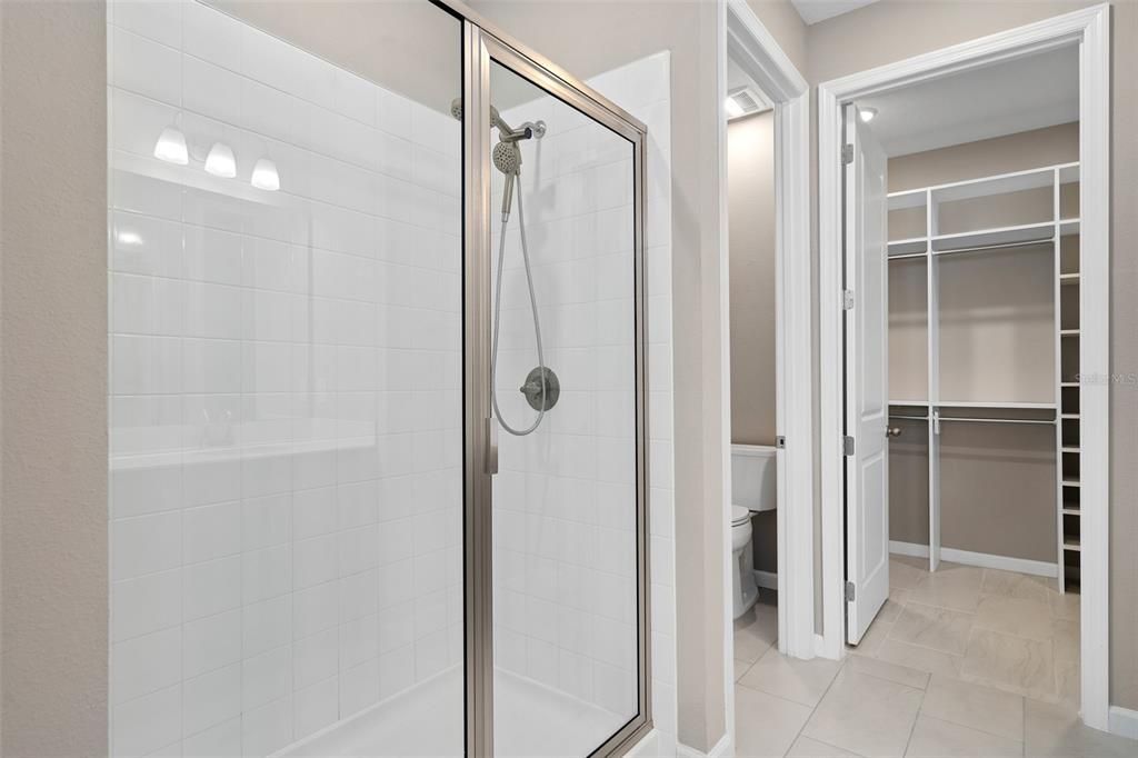 Activo con contrato: $455,000 (4 camas, 2 baños, 2130 Pies cuadrados)