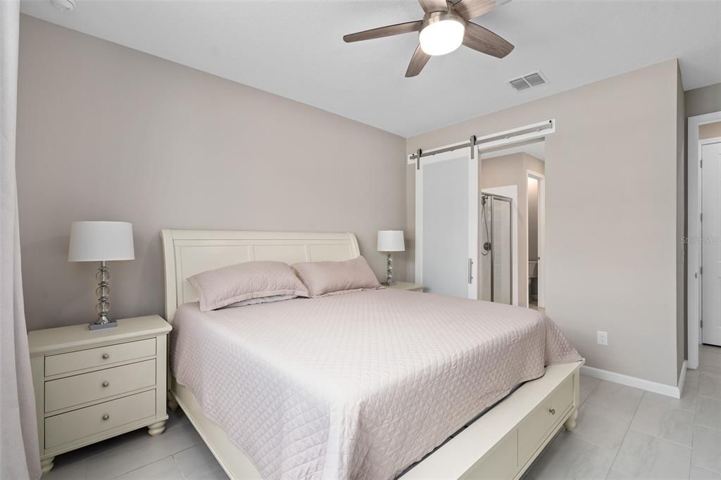 Activo con contrato: $455,000 (4 camas, 2 baños, 2130 Pies cuadrados)