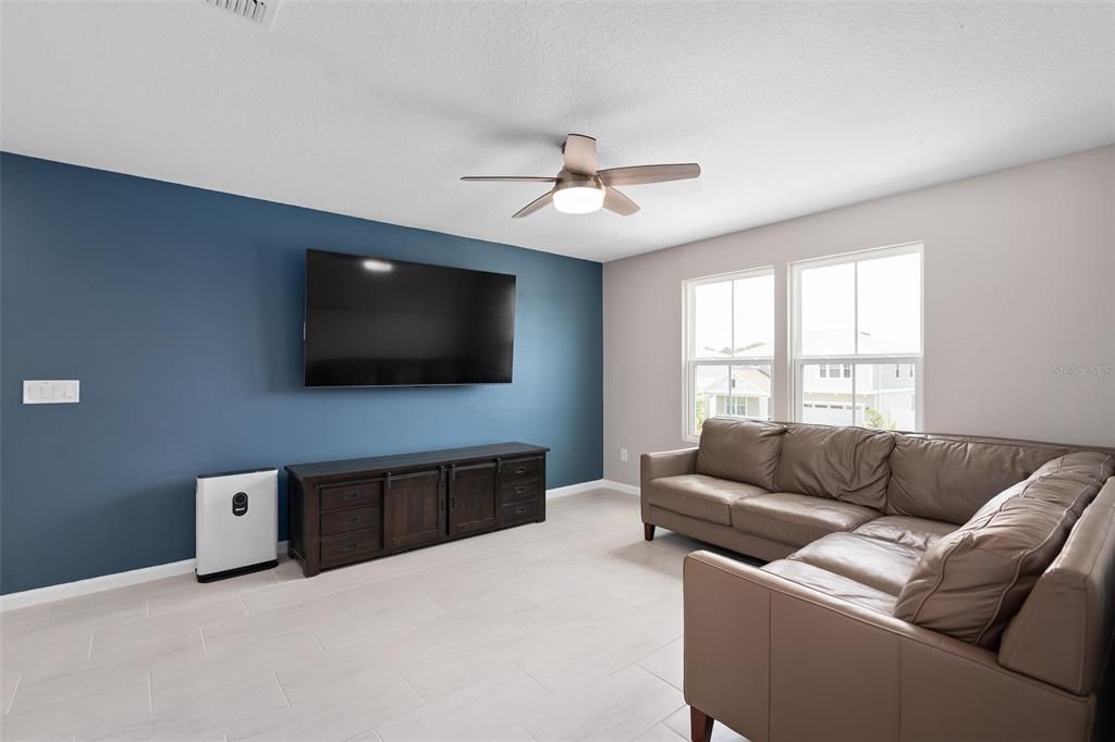 Activo con contrato: $455,000 (4 camas, 2 baños, 2130 Pies cuadrados)