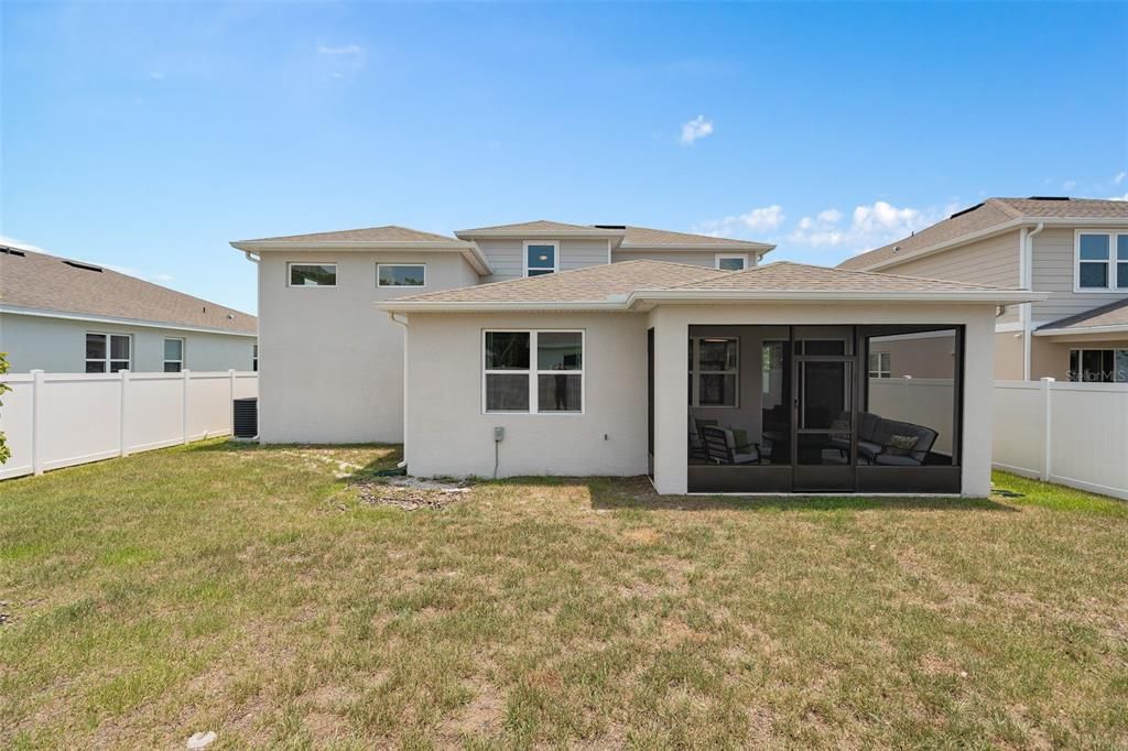 Activo con contrato: $455,000 (4 camas, 2 baños, 2130 Pies cuadrados)