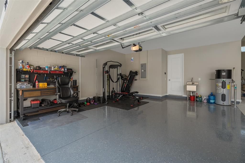 Activo con contrato: $455,000 (4 camas, 2 baños, 2130 Pies cuadrados)