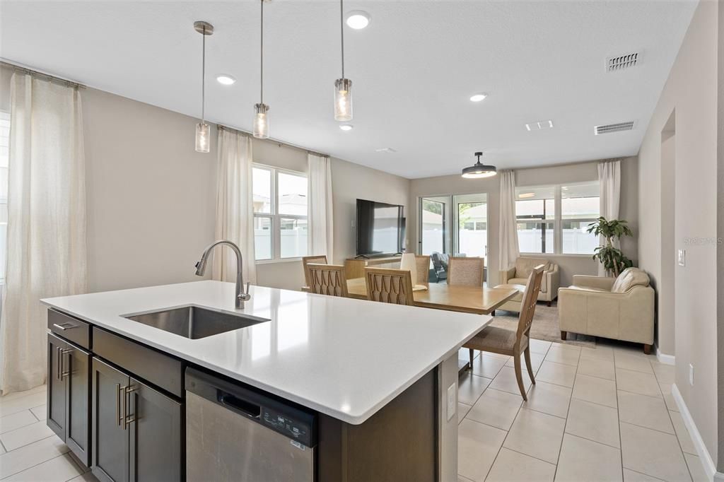 Activo con contrato: $455,000 (4 camas, 2 baños, 2130 Pies cuadrados)