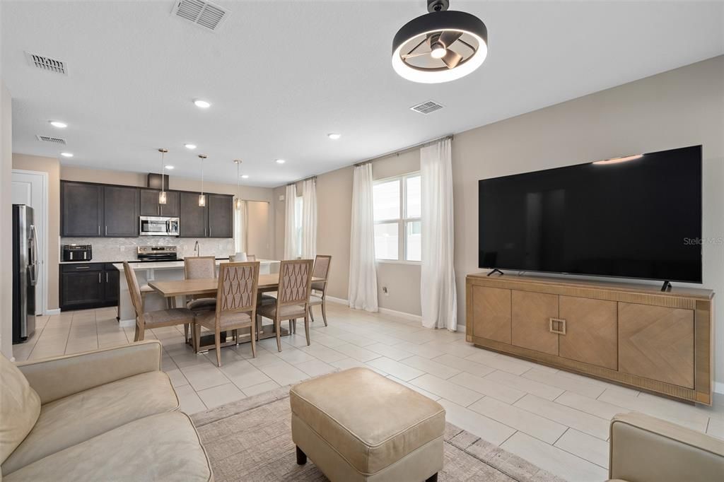 Activo con contrato: $455,000 (4 camas, 2 baños, 2130 Pies cuadrados)