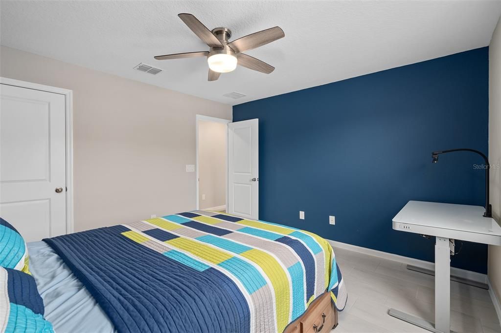 Activo con contrato: $455,000 (4 camas, 2 baños, 2130 Pies cuadrados)