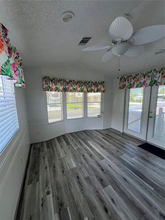 For Sale: $139,000 (3 beds, 1 baths, 830 Square Feet)