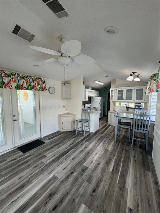 For Sale: $139,000 (3 beds, 1 baths, 830 Square Feet)