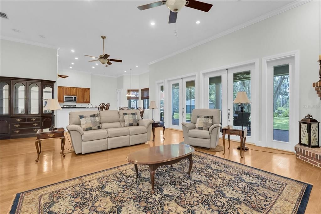 For Sale: $1,100,000 (4 beds, 2 baths, 3367 Square Feet)