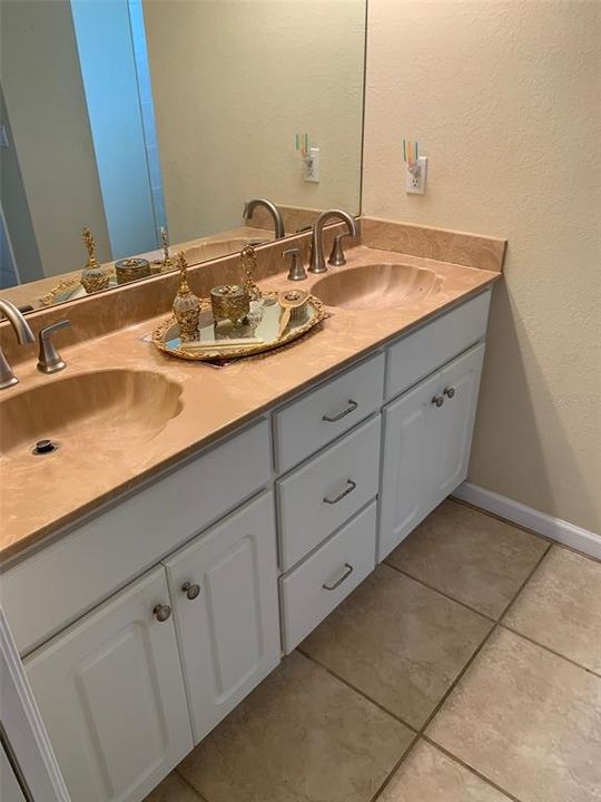 For Sale: $379,000 (3 beds, 2 baths, 2386 Square Feet)