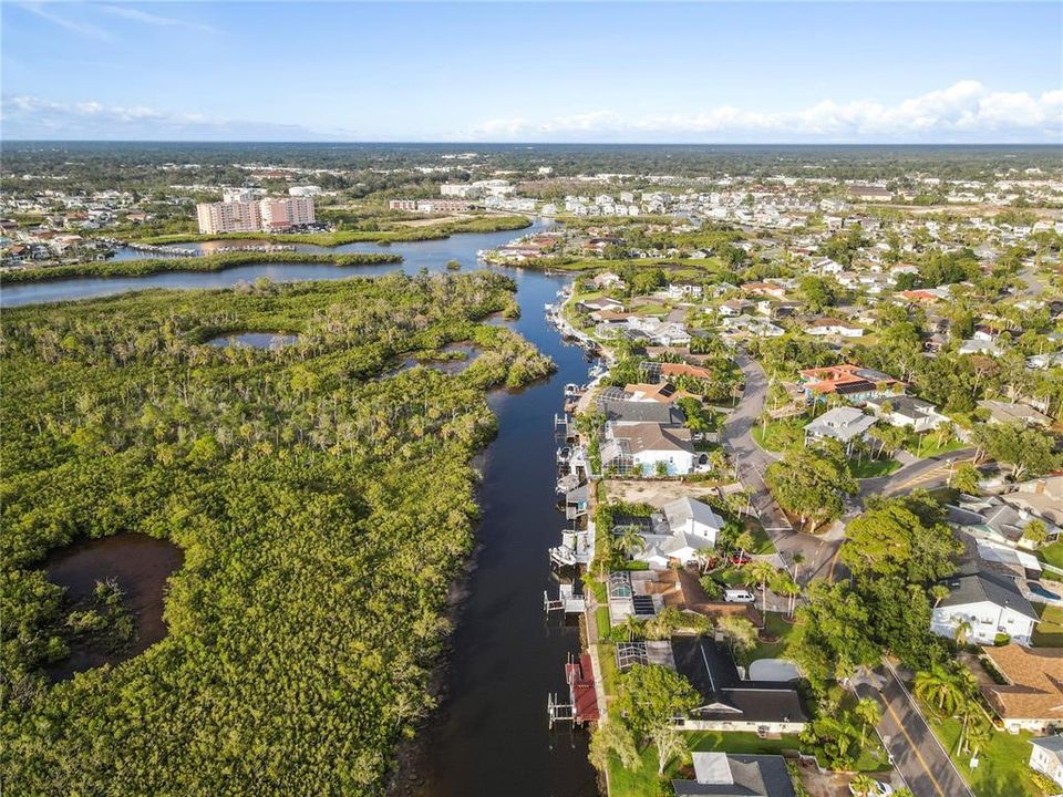 Под контрактом: $789,900 (3 спален, 2 ванн, 2084 Квадратных фут)