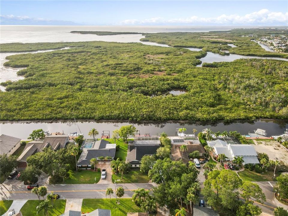 Под контрактом: $789,900 (3 спален, 2 ванн, 2084 Квадратных фут)