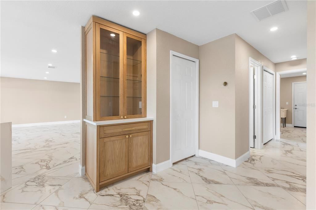 Под контрактом: $789,900 (3 спален, 2 ванн, 2084 Квадратных фут)