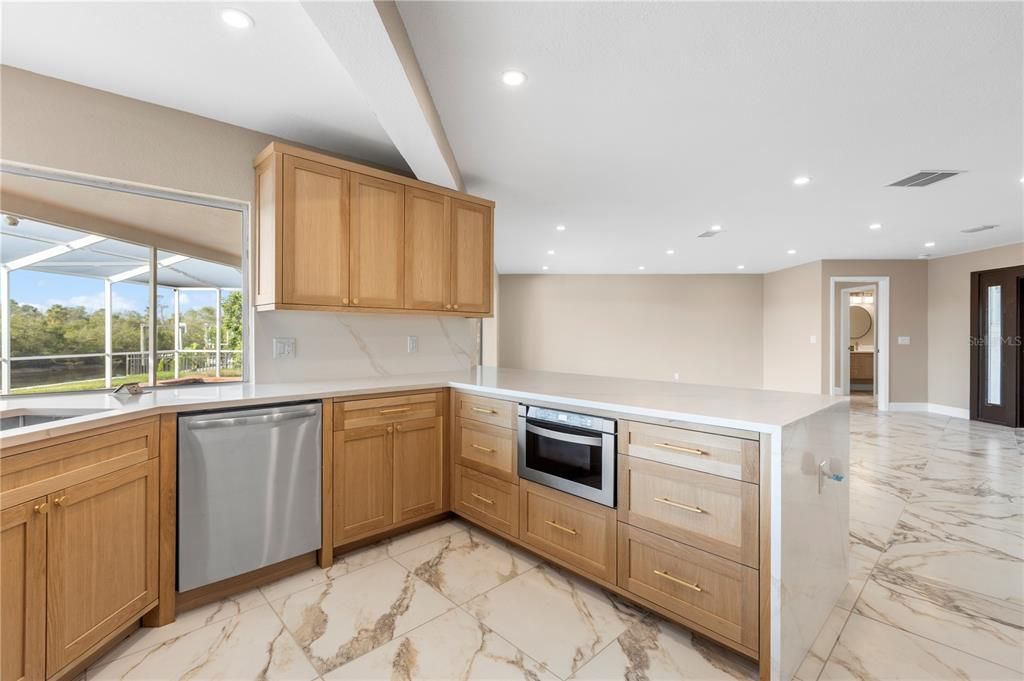 Под контрактом: $789,900 (3 спален, 2 ванн, 2084 Квадратных фут)