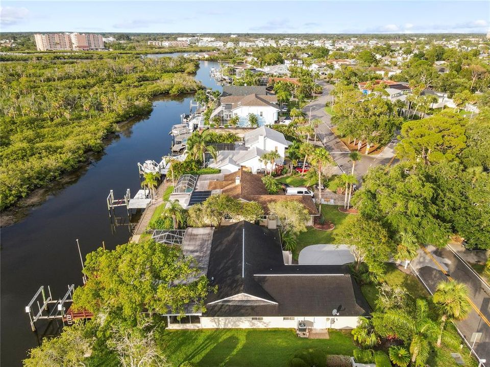 Под контрактом: $789,900 (3 спален, 2 ванн, 2084 Квадратных фут)