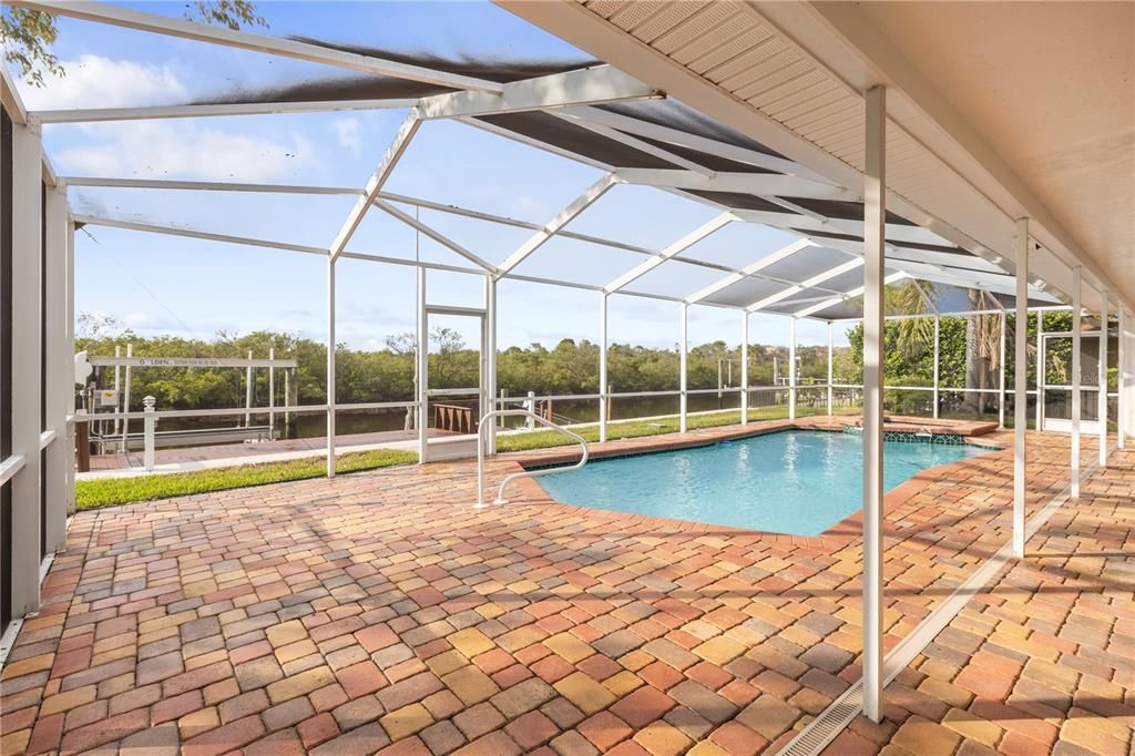 Под контрактом: $789,900 (3 спален, 2 ванн, 2084 Квадратных фут)