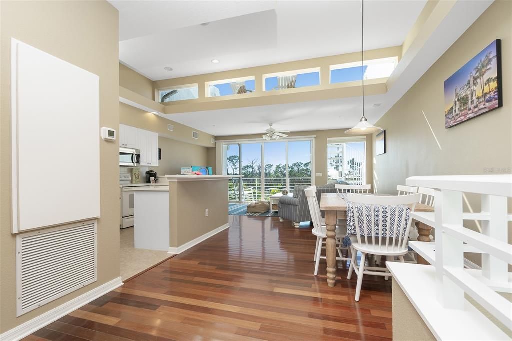 出租: $3,500 (3 贝兹, 3 浴室, 1735 平方英尺)