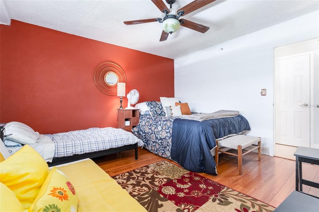 待售: $100,000 (1 贝兹, 1 浴室, 708 平方英尺)