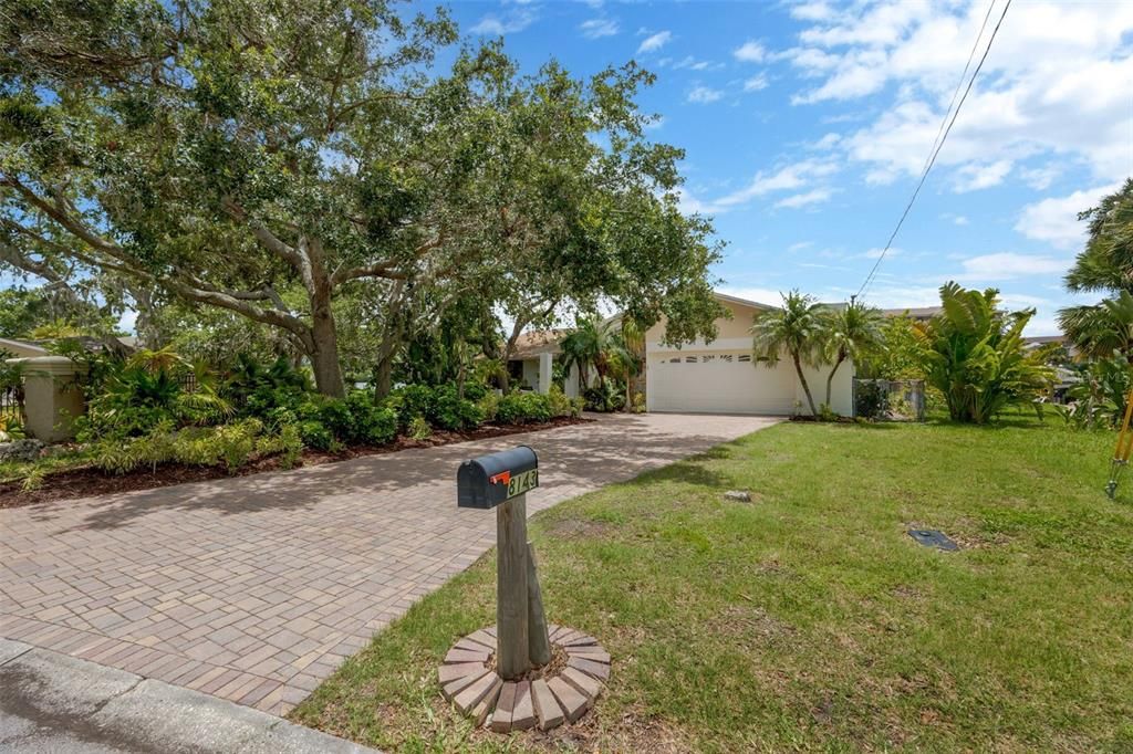 For Sale: $639,900 (3 beds, 2 baths, 2006 Square Feet)