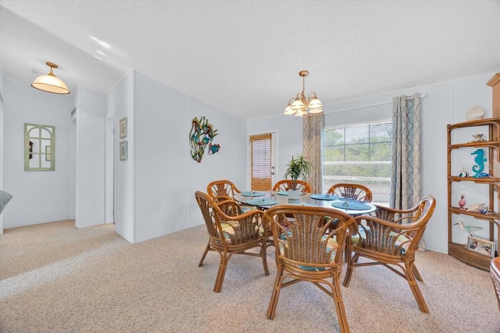 待售: $307,000 (3 贝兹, 2 浴室, 1296 平方英尺)