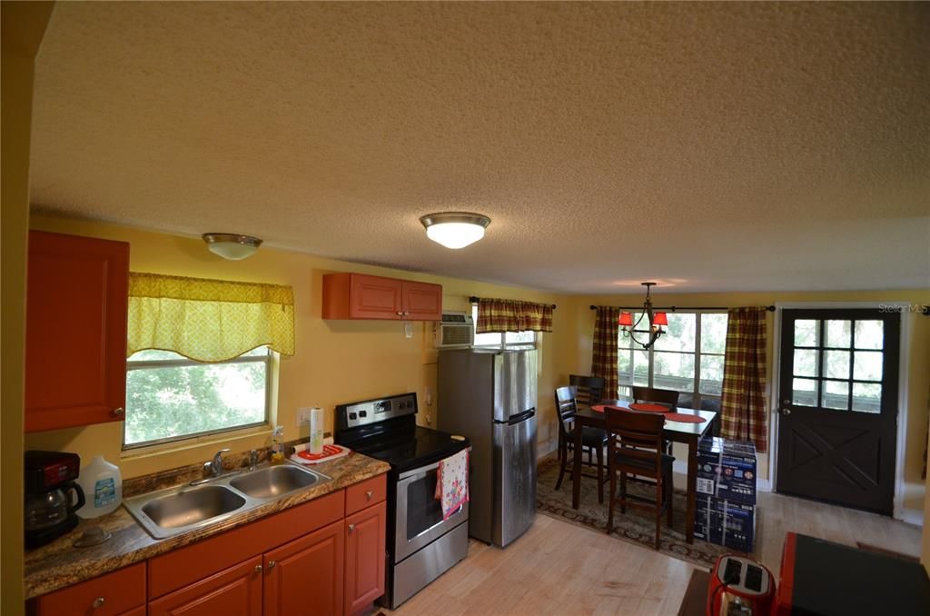 待售: $585,000 (2 贝兹, 1 浴室, 660 平方英尺)