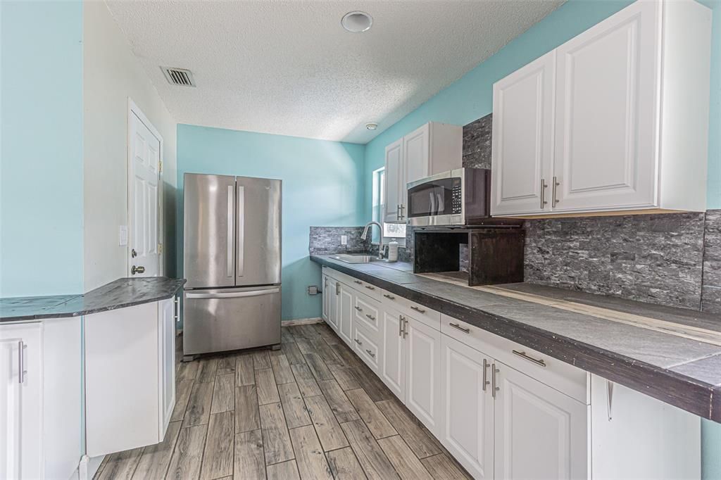 合同活跃: $850,000 (4 贝兹, 3 浴室, 2580 平方英尺)