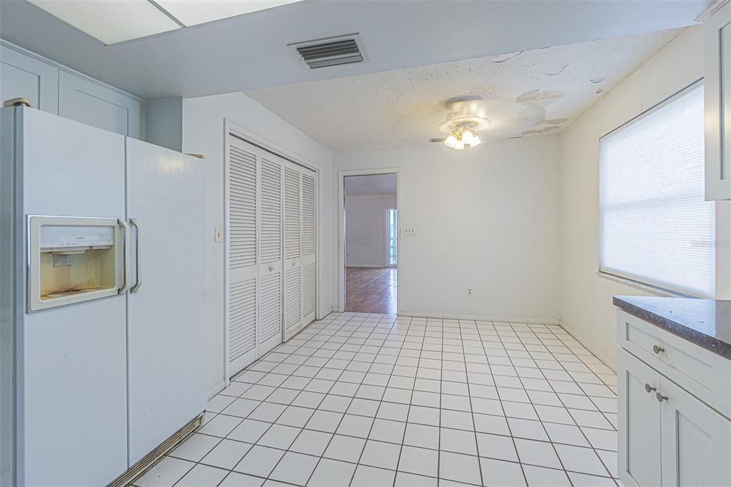 合同活跃: $850,000 (4 贝兹, 3 浴室, 2580 平方英尺)