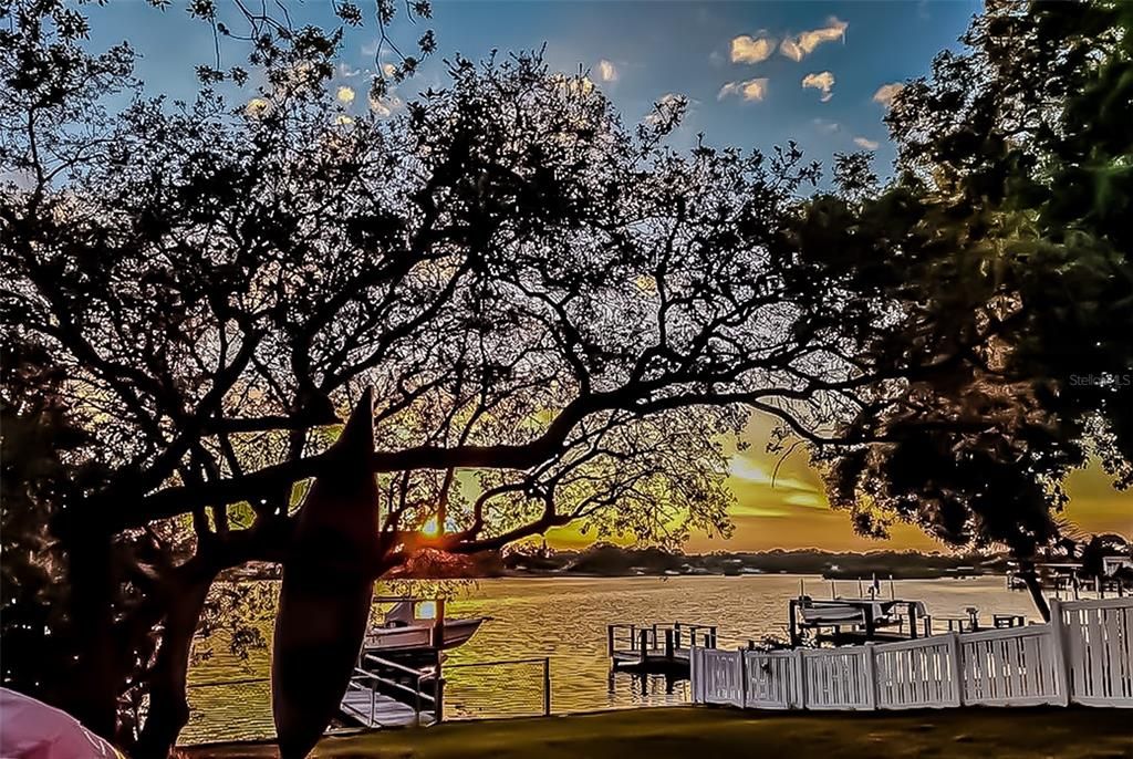 合同活跃: $850,000 (4 贝兹, 3 浴室, 2580 平方英尺)