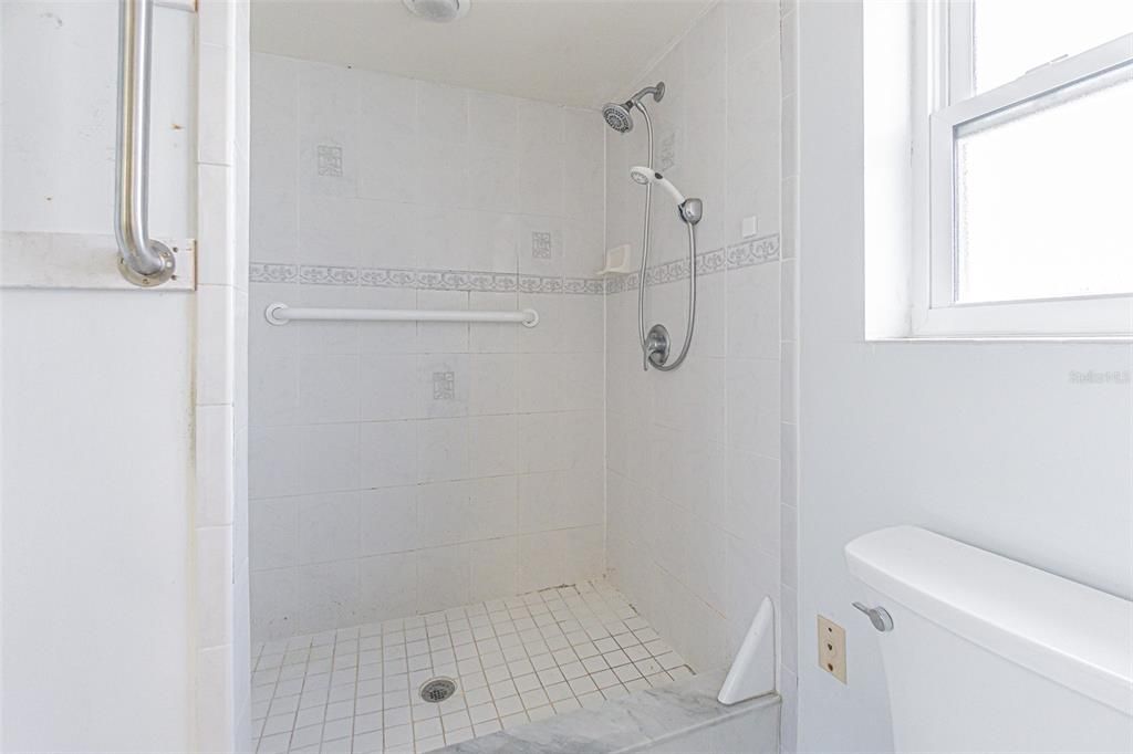 合同活跃: $850,000 (4 贝兹, 3 浴室, 2580 平方英尺)