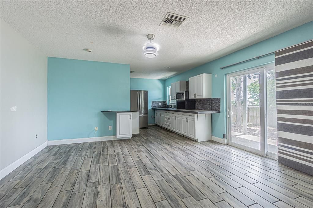 合同活跃: $850,000 (4 贝兹, 3 浴室, 2580 平方英尺)