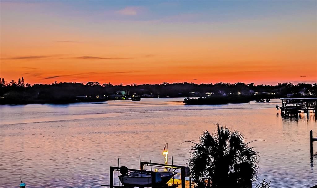 合同活跃: $850,000 (4 贝兹, 3 浴室, 2580 平方英尺)