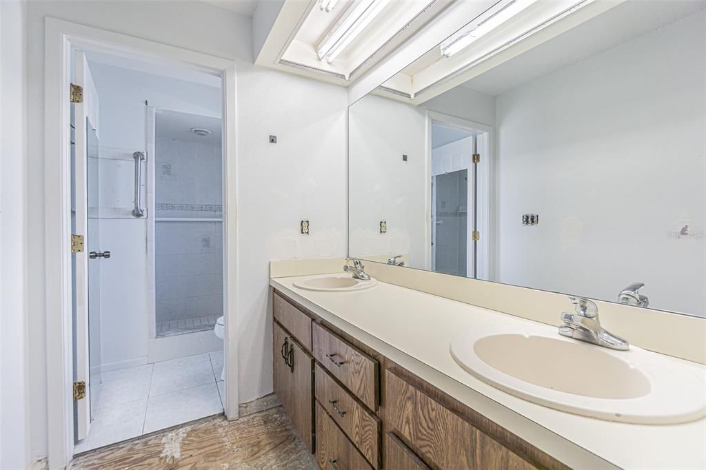 合同活跃: $850,000 (4 贝兹, 3 浴室, 2580 平方英尺)