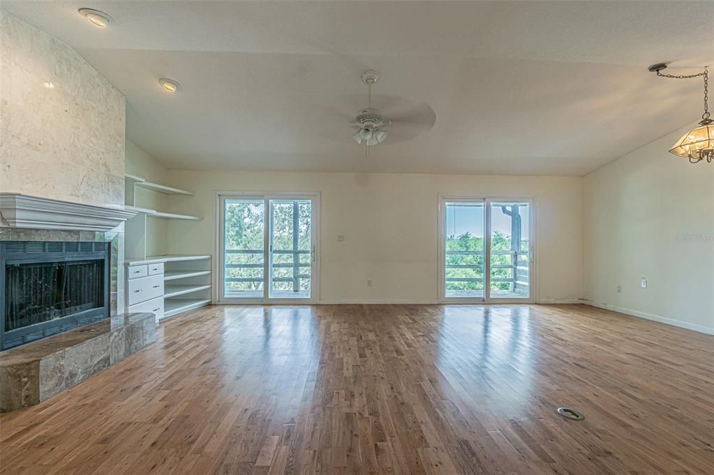 合同活跃: $850,000 (4 贝兹, 3 浴室, 2580 平方英尺)