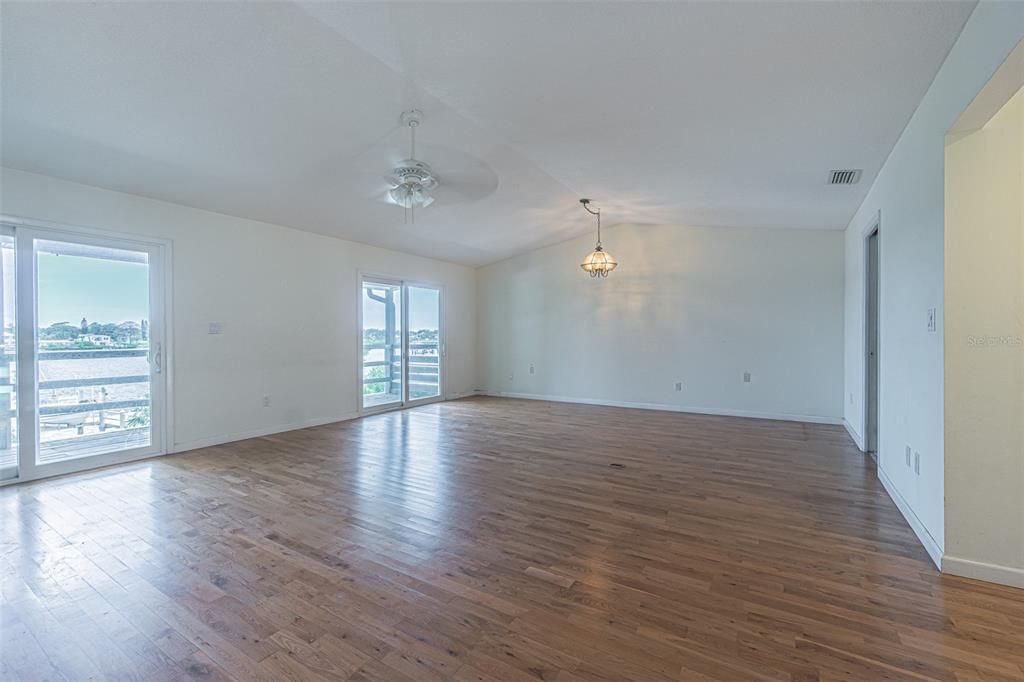 合同活跃: $850,000 (4 贝兹, 3 浴室, 2580 平方英尺)