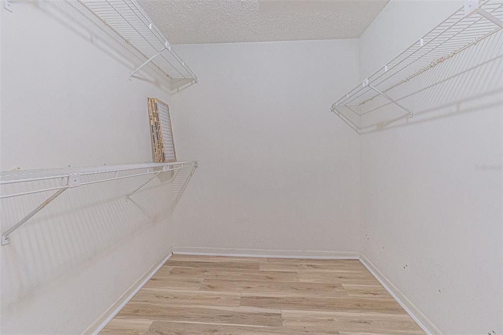 合同活跃: $850,000 (4 贝兹, 3 浴室, 2580 平方英尺)