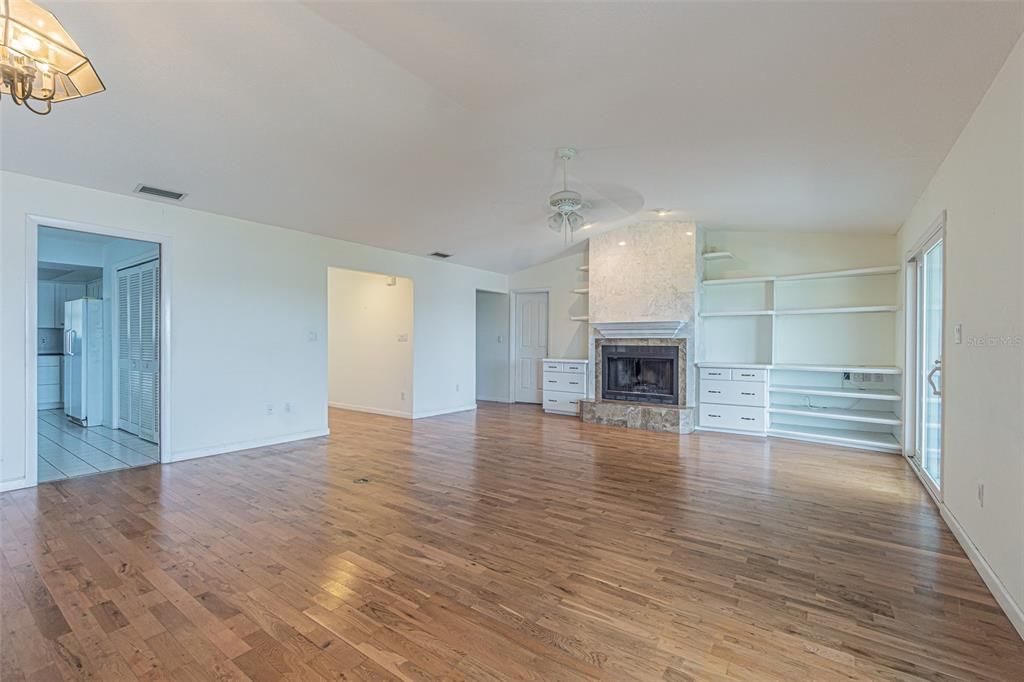 合同活跃: $850,000 (4 贝兹, 3 浴室, 2580 平方英尺)