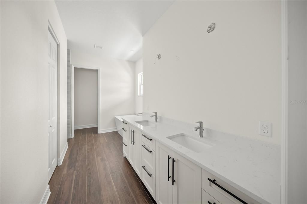 For Sale: $7,999,000 (3 beds, 3 baths, 2368 Square Feet)