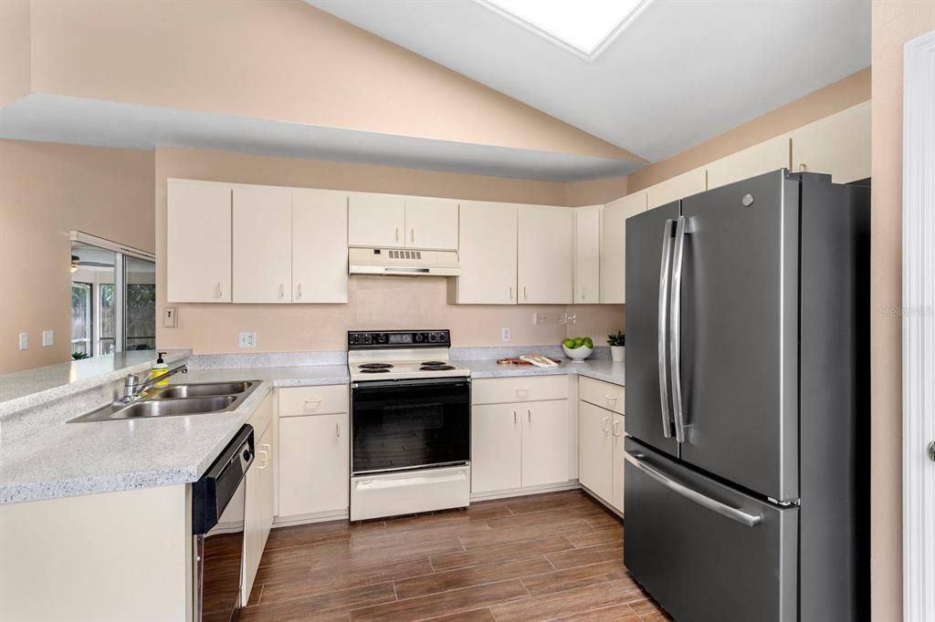 Activo con contrato: $429,000 (4 camas, 3 baños, 2023 Pies cuadrados)