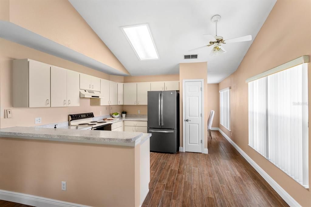 Activo con contrato: $429,000 (4 camas, 3 baños, 2023 Pies cuadrados)