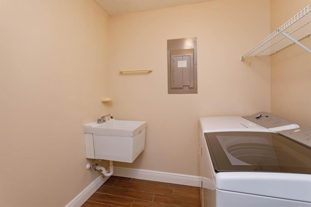 Activo con contrato: $429,000 (4 camas, 3 baños, 2023 Pies cuadrados)