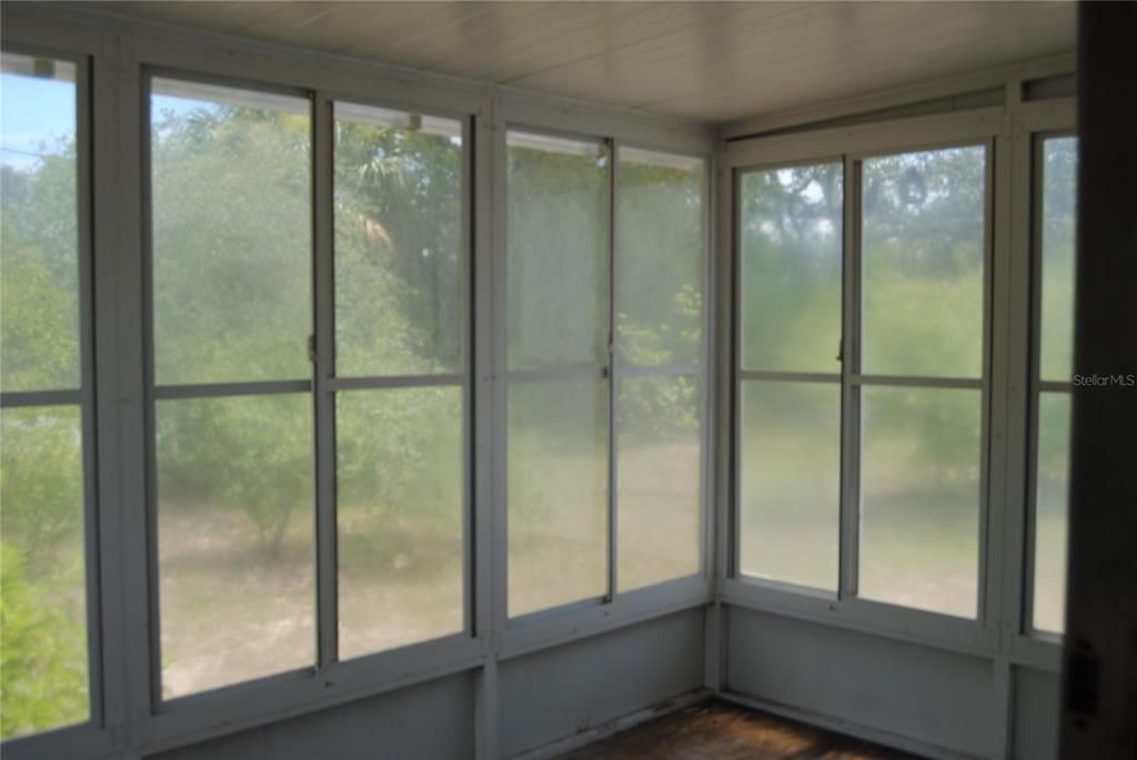 For Sale: $125,000 (3 beds, 2 baths, 924 Square Feet)