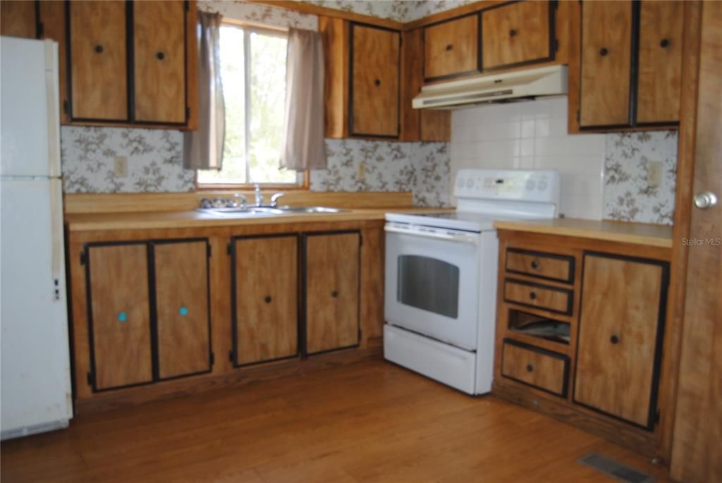 For Sale: $125,000 (3 beds, 2 baths, 924 Square Feet)