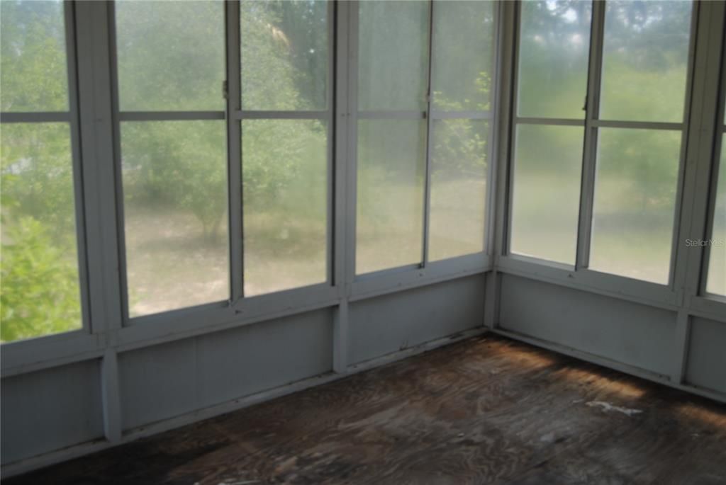 For Sale: $125,000 (3 beds, 2 baths, 924 Square Feet)